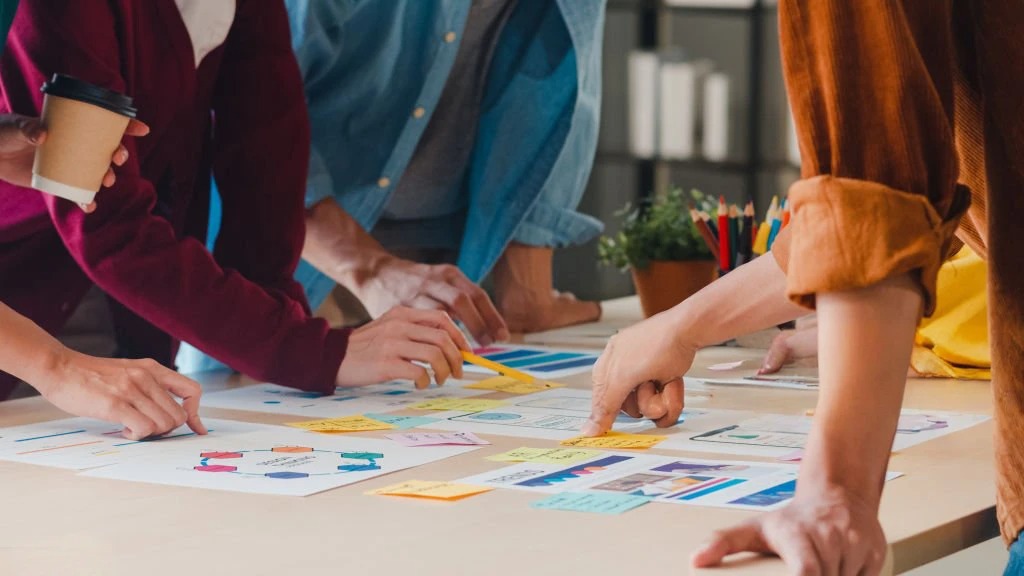 Apa Beda Creative Design dan Graphic Design? Simak Di Sini!